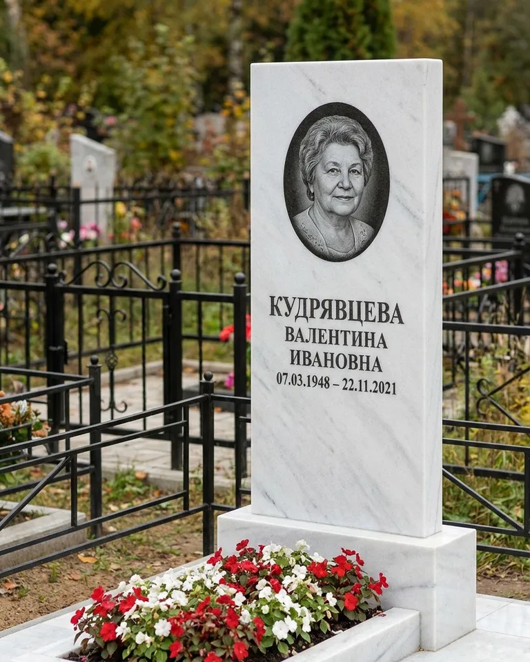 Двойной памятник под ключ с цоколем и плиткой в Томске