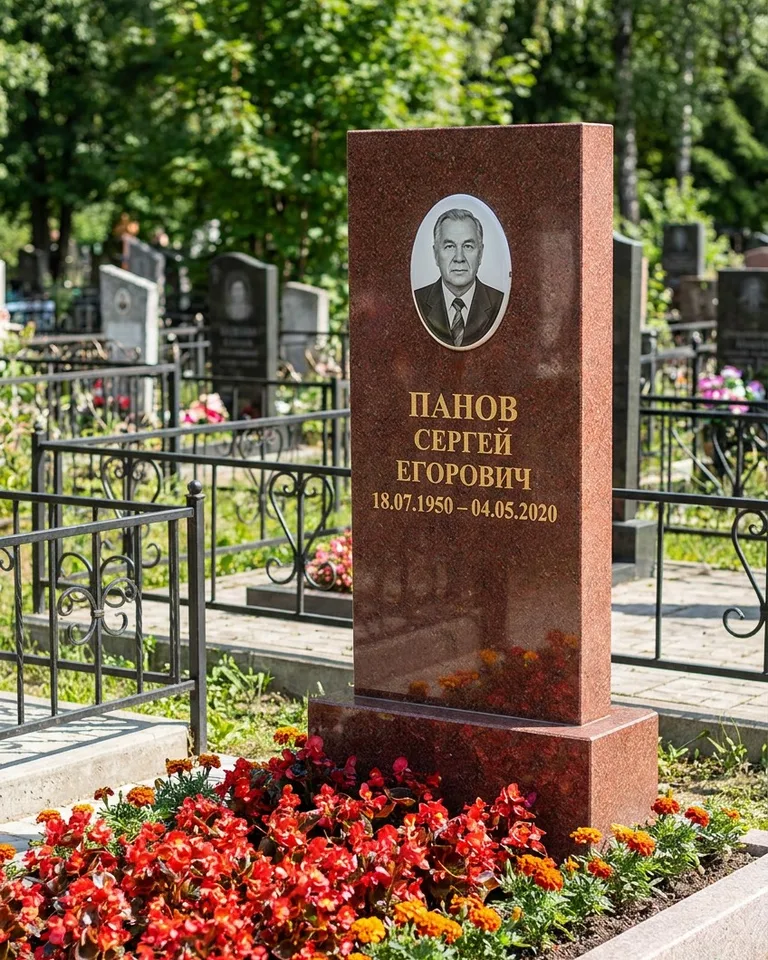 Двойной серый памятник под ключ с вазой в Томске
