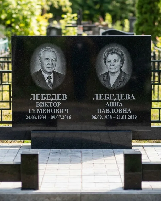 Памятник под ключ из красного гранита в Томске