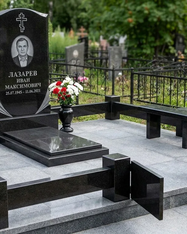 Памятник под ключ зимой с венком в Томске