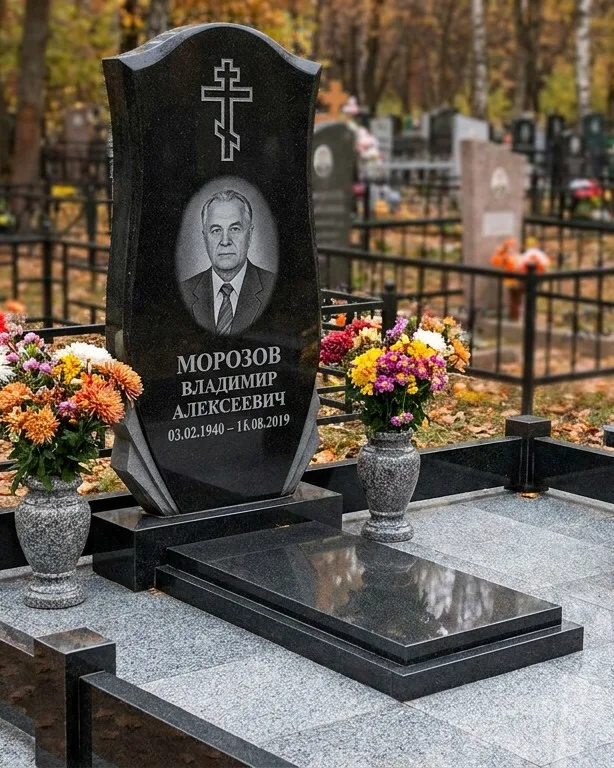Памятник под ключ со скамьёй и мощением в Томске