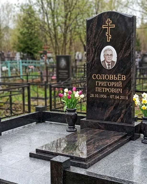 Памятник под ключ с гранитным цоколем и вазой, осень в Томске