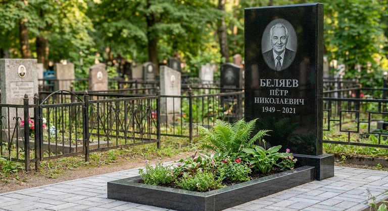 Памятник под ключ в Томске — гранитная стела с цветником и благоустройством, установлен под ключ