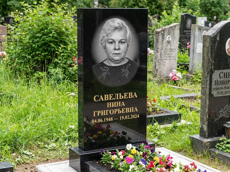 Портрет на памятнике в Томске — Паспортное фото восстановили и награвировали на чёрной стеле