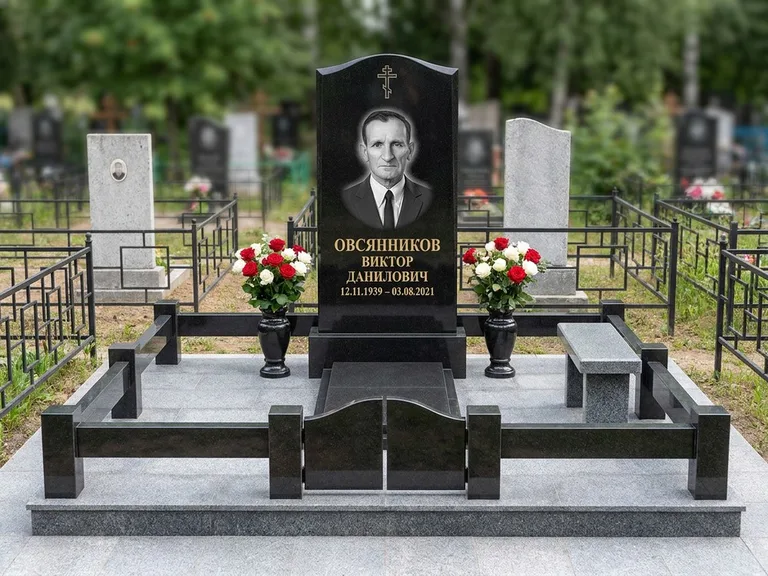 Портрет на памятнике в Томске — Старый снимок → гравировка на премиум-комплексе с плиткой и оградой
