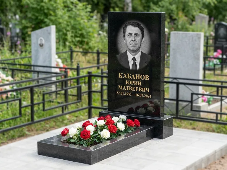 Портрет на памятнике в Томске — Старый снимок → гравировка на вертикальной стеле