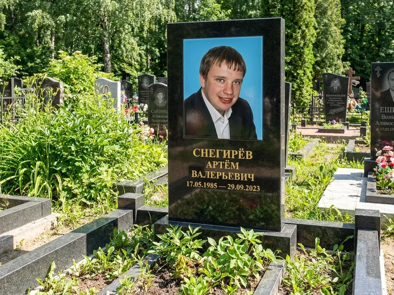Портрет на памятнике в Томске — Цветное фото → прямоугольная фотокерамика на чёрном граните