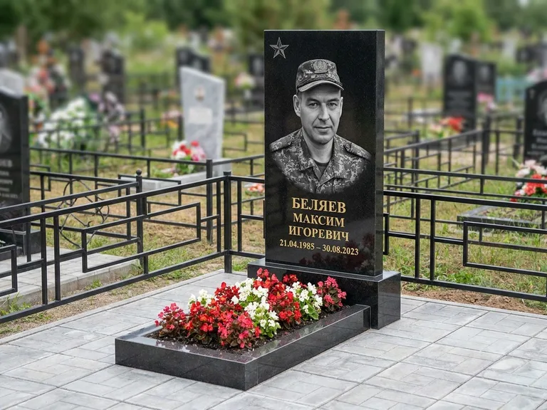 Портрет на памятнике в Томске — Военное фото → цветная фотокерамика, гравированная звезда