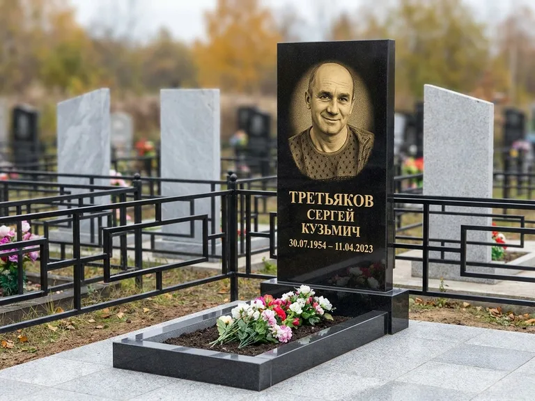 Портрет на памятнике в Томске — Восстановленный портрет → гравировка на вертикальной стеле
