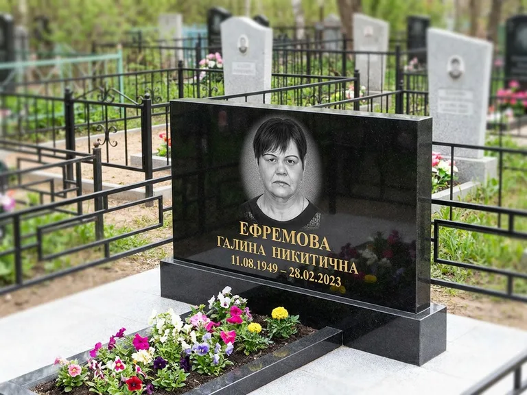Портрет на памятнике в Томске — Ч/б портрет → гравировка на горизонтальном памятнике