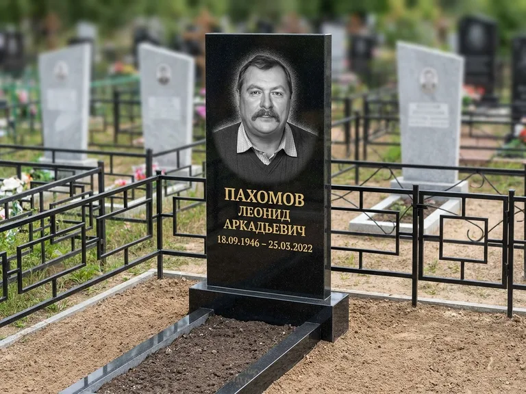 Портрет на памятнике в Томске — Маленькое фото → гравировка на простом бюджетном памятнике