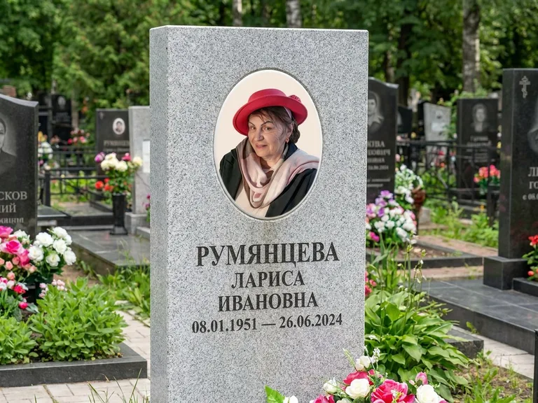 Портрет на памятнике в Томске — Цветной портрет → овальная фотокерамика на светлом камне