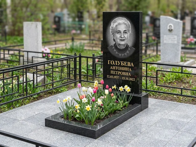 Портрет на памятнике в Томске — Выцветший скан восстановили и награвировали на стеле