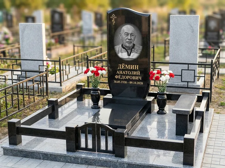 Портрет на памятнике в Томске — Реставрация → гравировка на премиум-комплексе