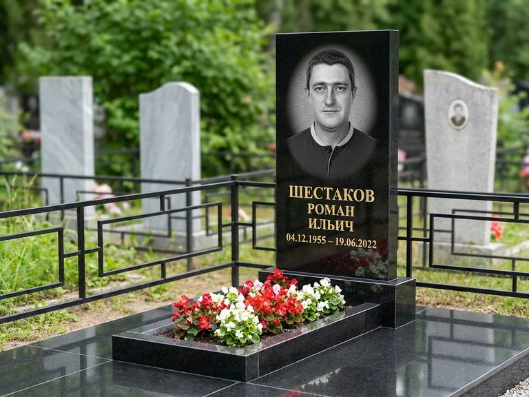 Портрет на памятнике в Томске — Ч/б портрет → гравировка на стеле