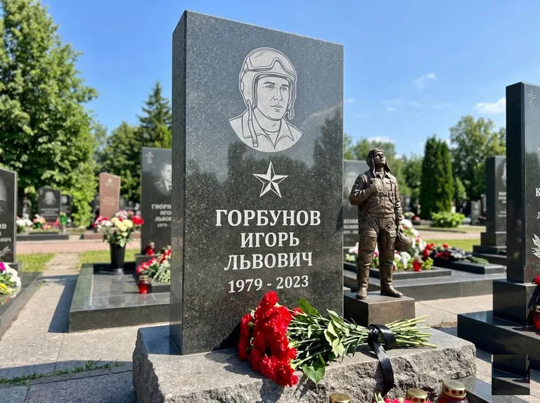 Гранитная фигура лётчика на памятнике военному со звездой в Томске