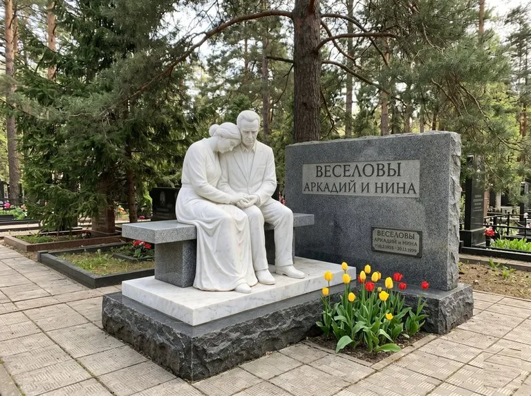 Мраморная скорбящая пара на эксклюзивном мемориале в Томске