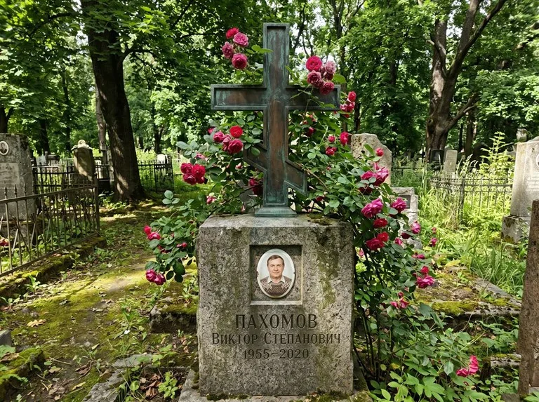 Бронзовый крест с розами на гранитной плите в Томске