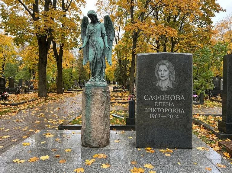 Бронзовый ангел на колонне рядом с памятником в Томске