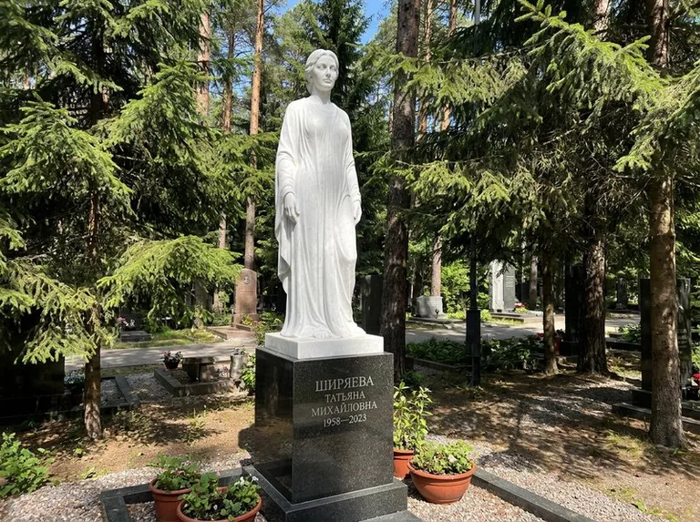 Ростовая женская фигура с портретным сходством на мемориале в Томске