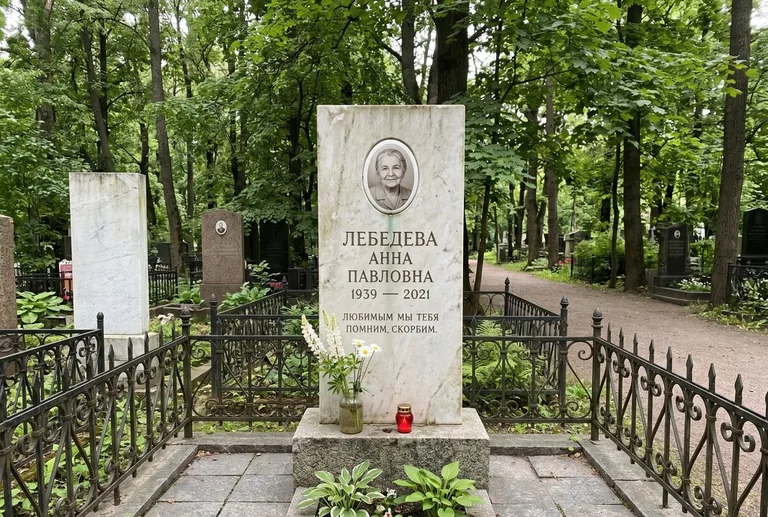 Уборка могилы до и после осенью — городское кладбище в Томске