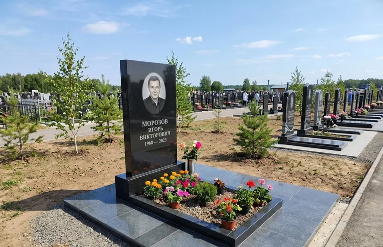 Уборка могилы со скамьёй до и после в Томске