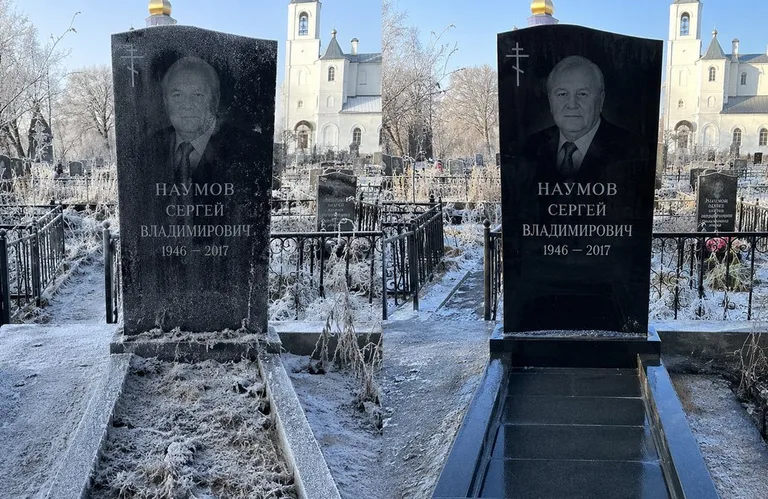 Диптих №18: могила с деревянным крестом и низкой оградкой — выполота трава в Томске