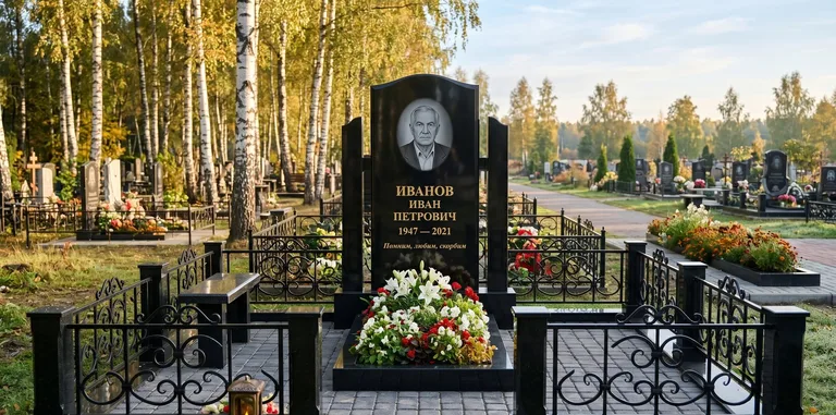Мемориальный комплекс с цветником и оградой в Томске