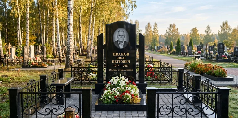 Установка памятника на могилу под ключ в Томске — гранитный мемориальный комплекс, ограда, плитка, благоустройство