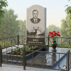 Гранитный памятник охотнику в форме арки с лесным сюжетом