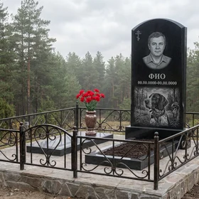 Гранитный памятник охотнику арочной формы с ружьём и собакой