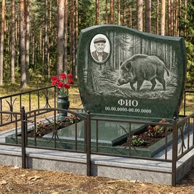 Гранитный памятник охотнику в форме скалы с двустволкой