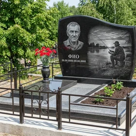 Гранитный памятник рыбаку арочной формы с рыбацкой лодкой