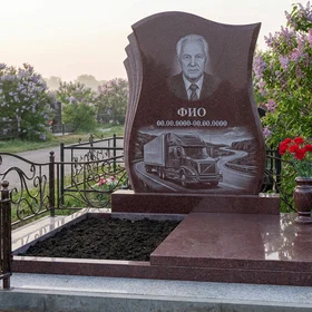 Гранитный памятник дальнобойщику с трассой