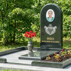 Гранитный памятник врачу арочной формы с эмблемой врача