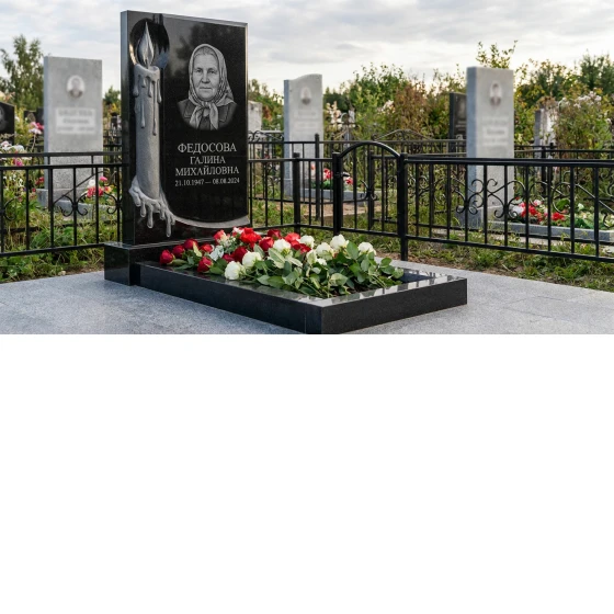 Мемориал с горящей свечой из черного габбро-диабаза