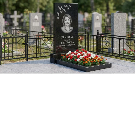 Памятник с клином журавлей из черного габбро-диабаза