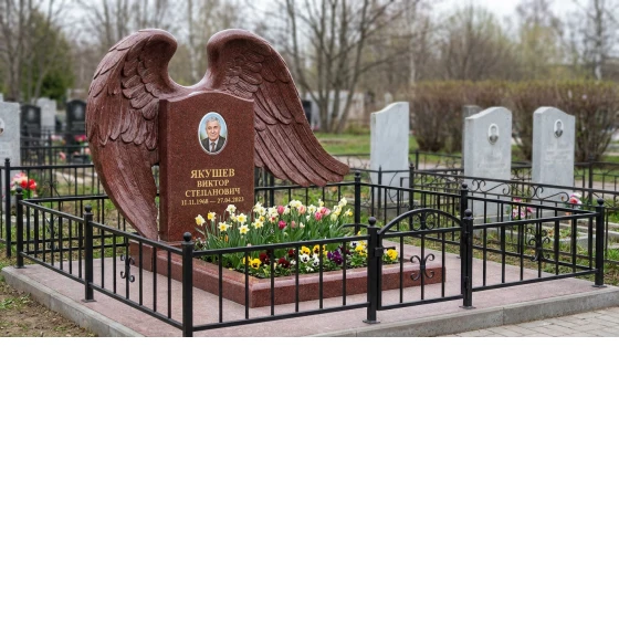 Памятник с крылом ангела из лезниковского гранита с фотопортретом