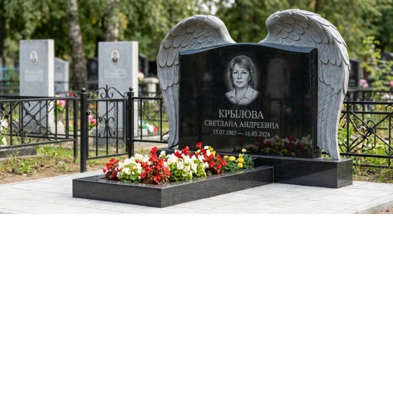 Памятник с парящими крыльями из черного габбро-диабаза