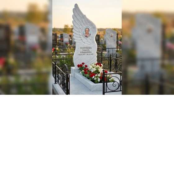 Памятник с крылом ангела из белого мрамора с портретом