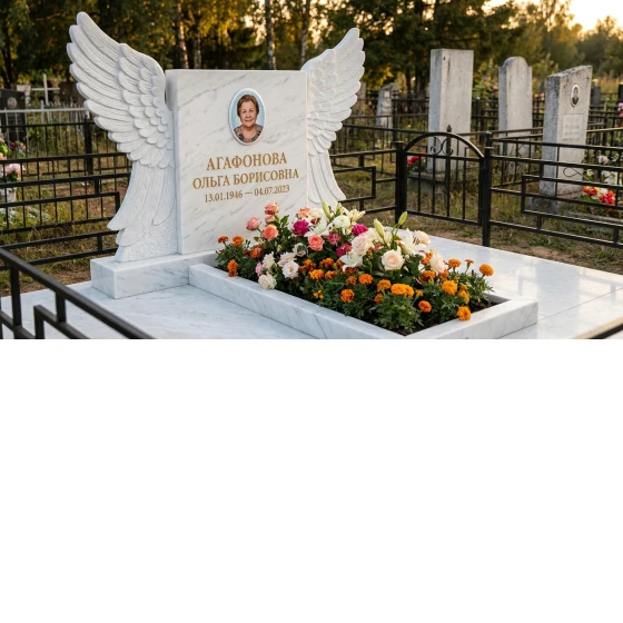 Мемориал с парящими крыльями из белого мрамора