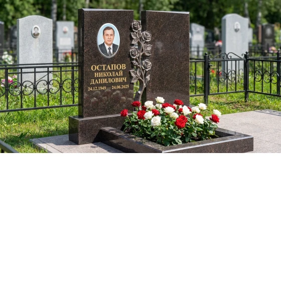 Мемориал с розой из дымовского гранита