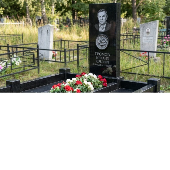 Памятник с розой в медальоне из черного габбро-диабаза