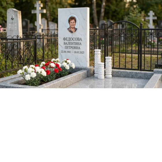 Мемориал с тремя свечами из белого мрамора