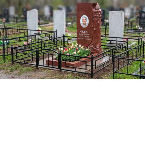 Памятник с оплывающей свечой из лезниковского гранита с портретом