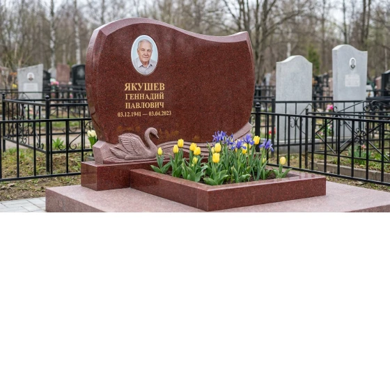Памятник с лебедем из лезниковского гранита