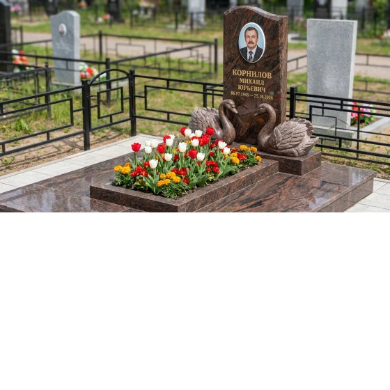 Памятник с парой лебедей из дымовского гранита