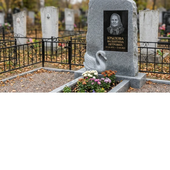 Памятник с лебедем из мансуровского гранита с глубокой фрезеровкой