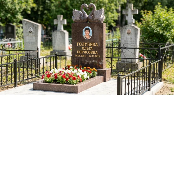 Памятник с парой лебедей и сердцем из крыльев из дымовского гранита