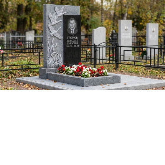 Памятник с журавлями из мансуровского гранита